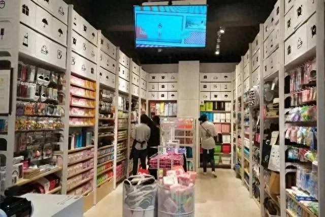 年轻人迷上十元店，价格亲民性价比较高的消费方式