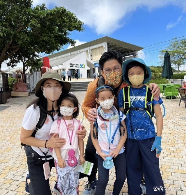 郭晶晶霍启刚晒全家出游图 五口之家响应三娃政策