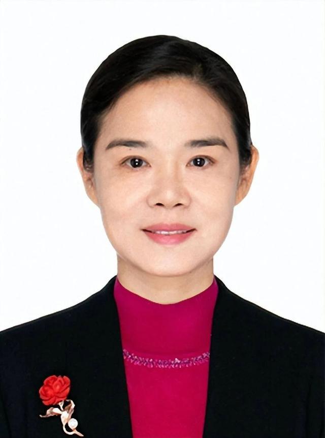 35岁成为女市长21年后主动投案收受礼金被双开