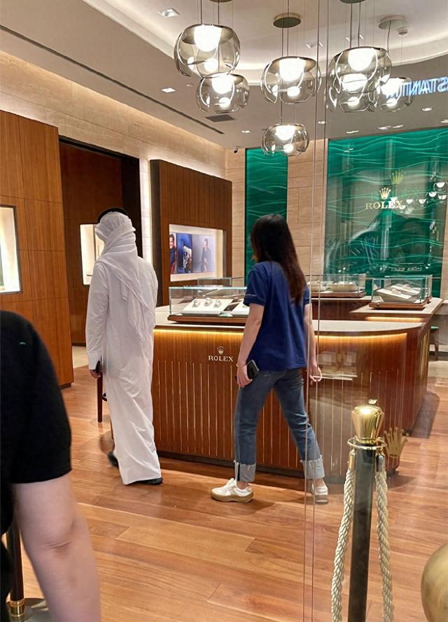 卡塔尔运动员组团在杭州扫货，一个导购给6万小费，进店要求全包圆