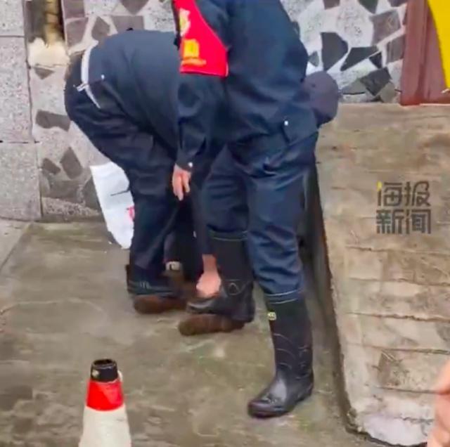 官方回应女子被保安踩 正与上级部门联合调查，稍后发布声明