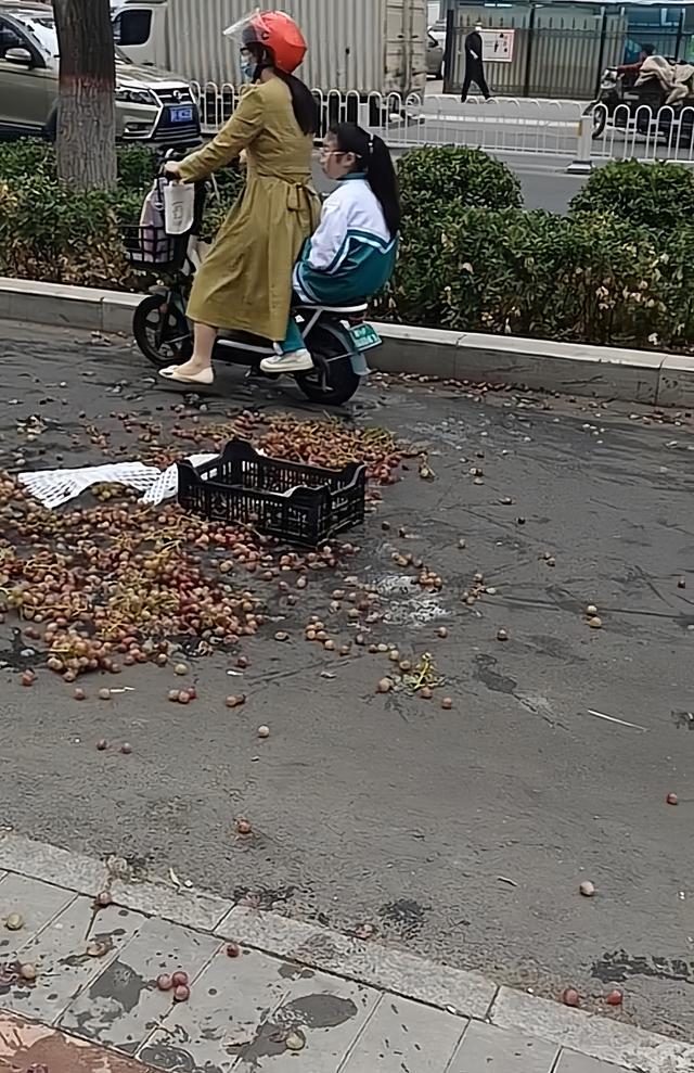 顾客生气掀翻商贩葡萄 网友：自作自受