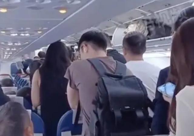 乘客登机后消失飞机清仓 客服回应：为了安全
