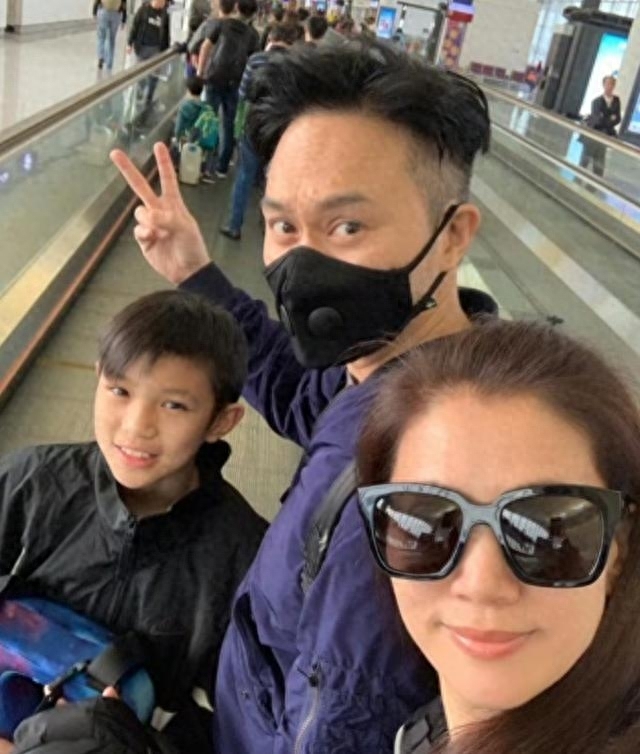 做“眯眯眼”手势被指歧视亚裔！袁咏仪儿子发文道歉 网友喊话父母：好好管教