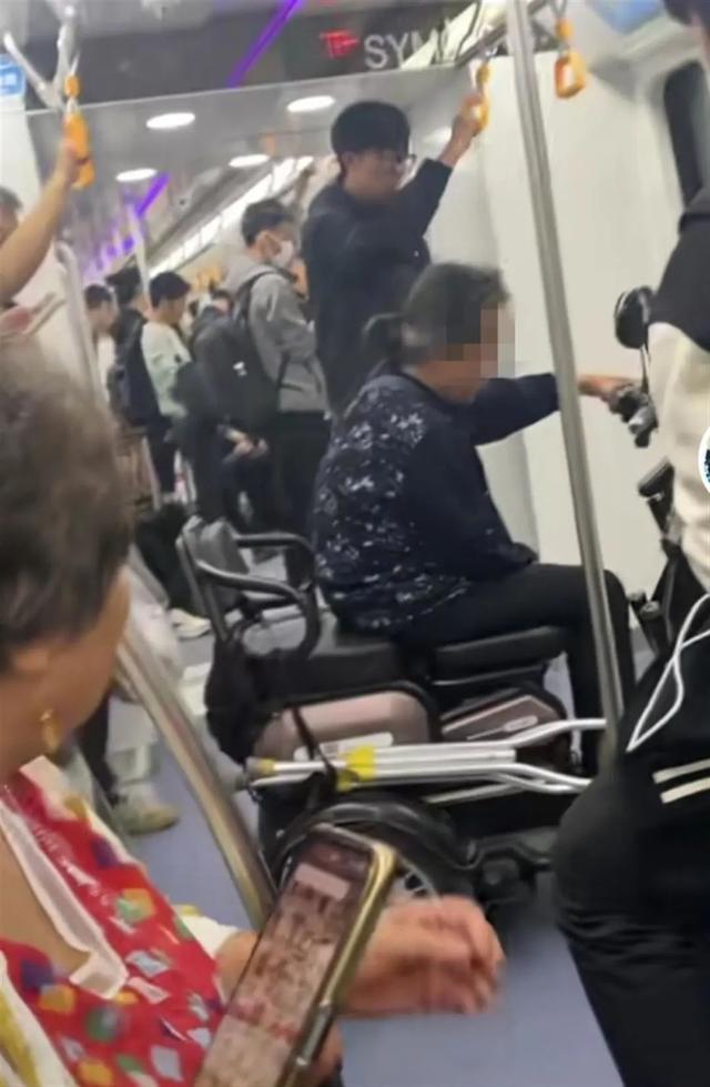 地铁调查老人骑车进车厢 老人骑电动三轮车坐地铁