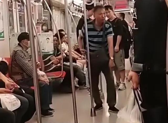 女子穿短裙指责大爷 大爷发飙喊冤：我看自己腿都不行吗