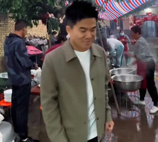 董宇辉参加弟弟婚礼路透 彻底体会了一把狗都嫌，迷茫的一天