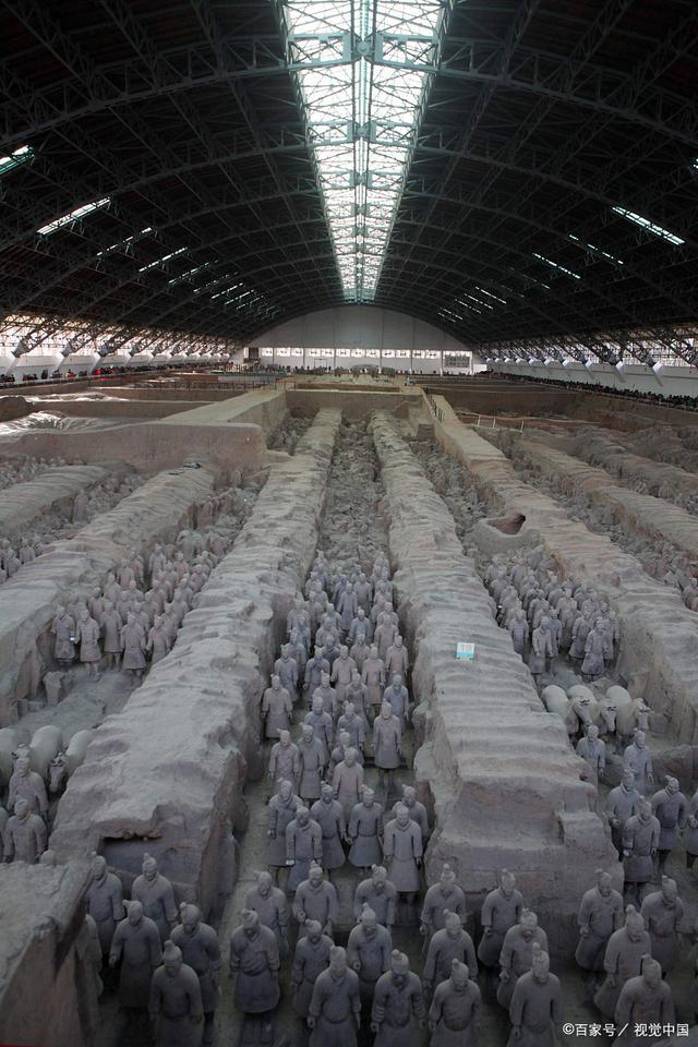 西安景区迎来长假人潮1200人参观兵马俑忘带证