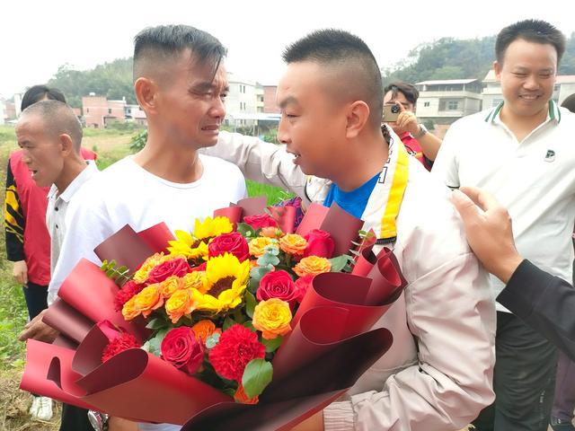 男子6岁走丢29年后回家,凭记忆画出家周边景象