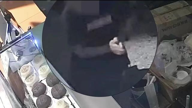 男子盗窃时双手合十跪拜 祈求“菩萨保佑