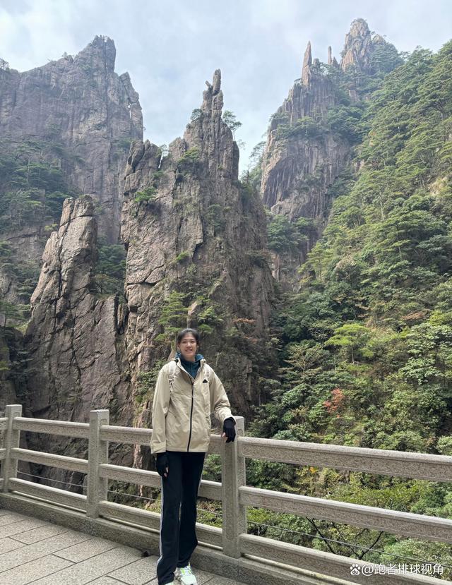 终于有时间可以陪陪家人，李盈莹携母亲一起登黄山