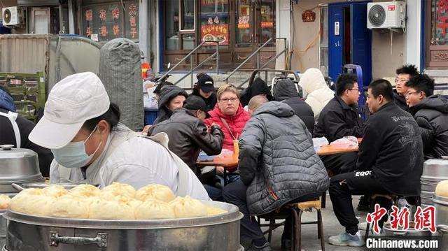 黑河早市全是俄罗斯人 许多商户立起中俄双语招牌