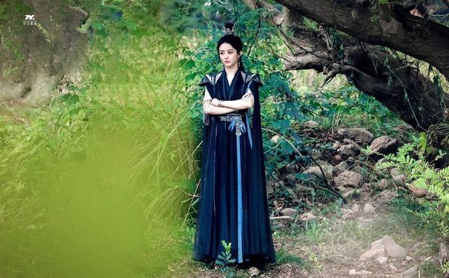 赵丽颖与凤行曝花絮照  英气飒爽满满侠女风