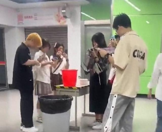 乘客妆容惊悚被要求卸妆 地铁回应：要求卸妆，避免吓到其他乘客