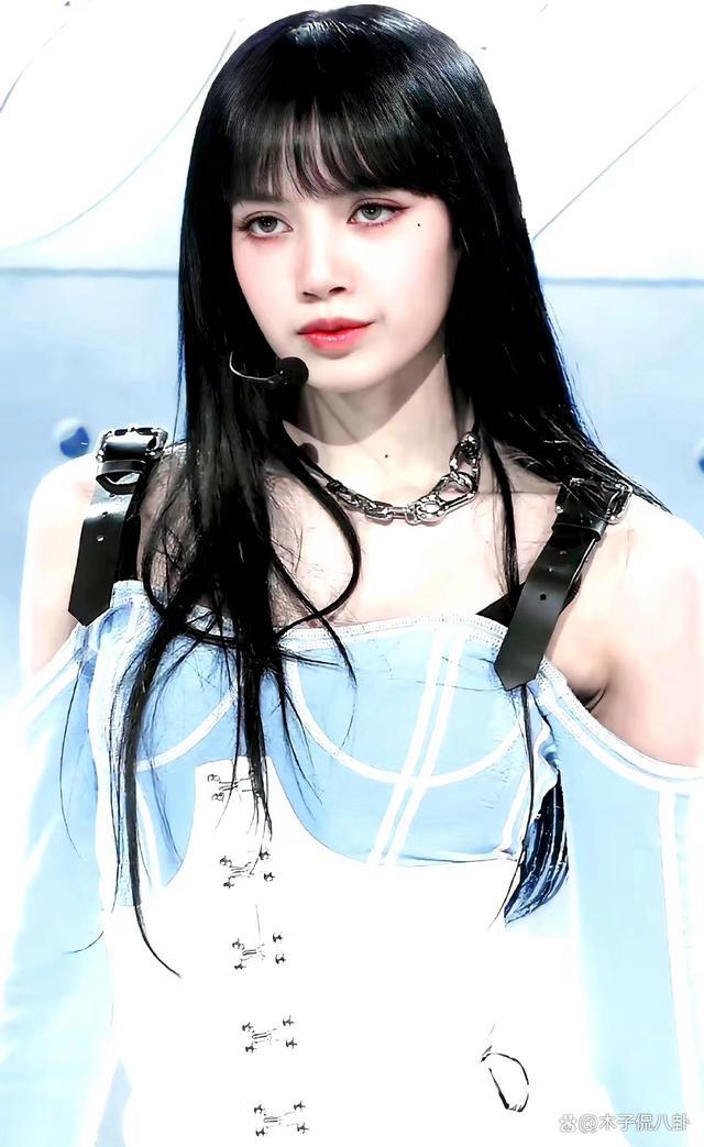 网友越南偶遇的韩国女团成员lisa逛街,疯马秀后样子完全变了