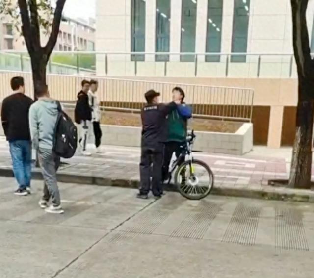 学生校内骑车逆行被保安拦住争吵后遭殴打，学校回应警方已介入