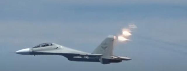 美国防部曝出解放军战斗机使用干扰弹的录像，批评其“鲁莽”，中国驳斥！
