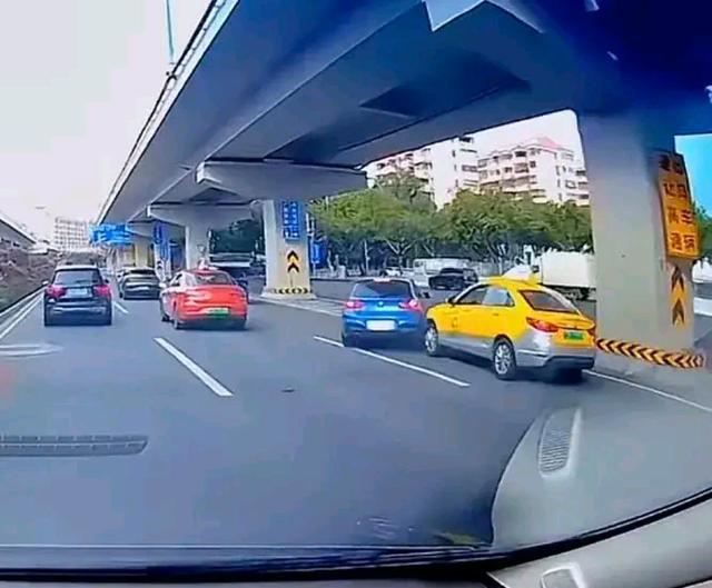 广州街头两车相互斗气 后车车突然强行变道 双方车辆直撞上桥墩自燃 司机被烧死