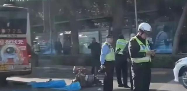 一儿童遭“开门杀”后被公交碾压？天津警方通报：小客车驾驶人已被刑拘