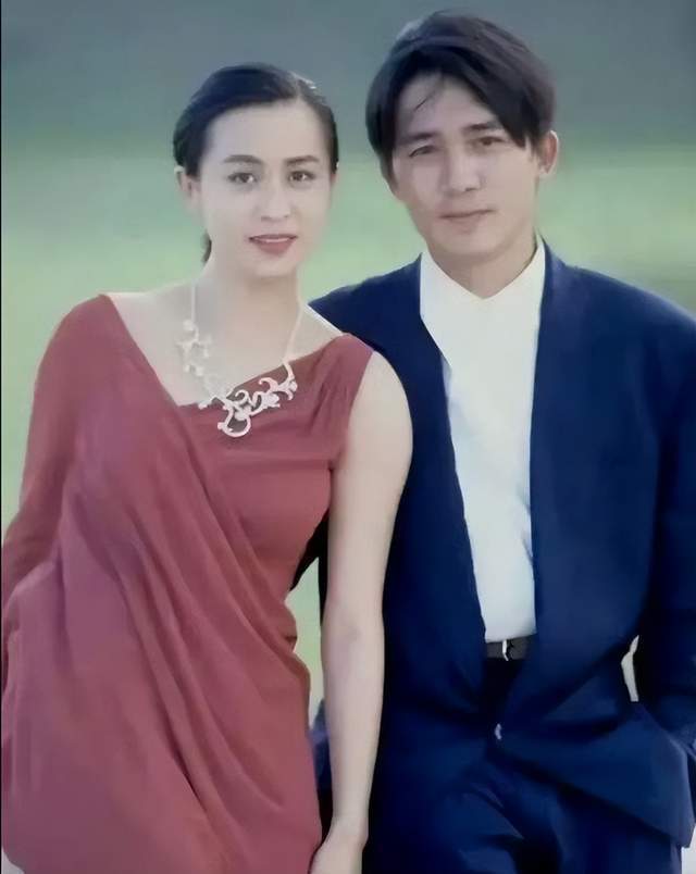 刘嘉玲晒的梁朝伟王菲同框照,王菲红色打底牛仔外套真减龄!