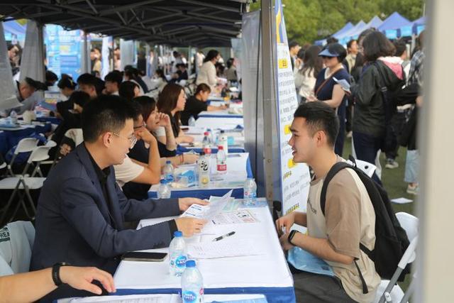 人社部：前三季度全国城镇新增就业1022万人