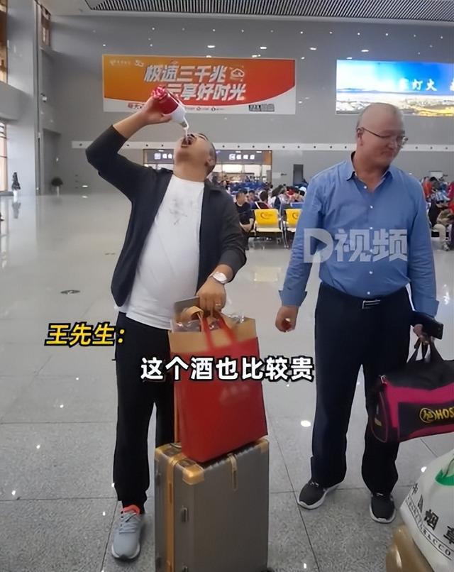 男子带开封白酒进高铁站被拒 当场狂炫6两白酒