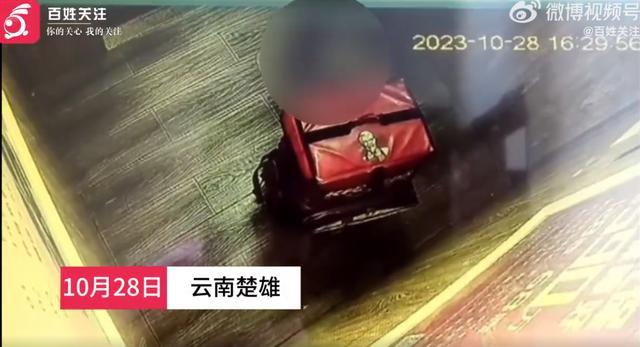 肯德基配送员被曝在小区电梯内大便 物业经理：都出去了还跑进来拉