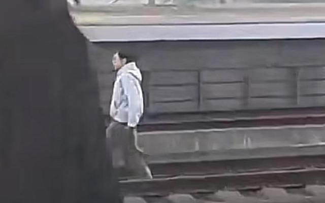 余姚北站一女子进入铁路轨道和列车碰擦，官方回复：目前暂无生命危险