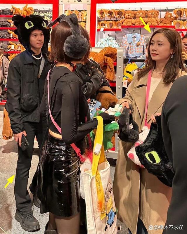 网友偶遇辛芷蕾秦岚，下巴暴露年龄