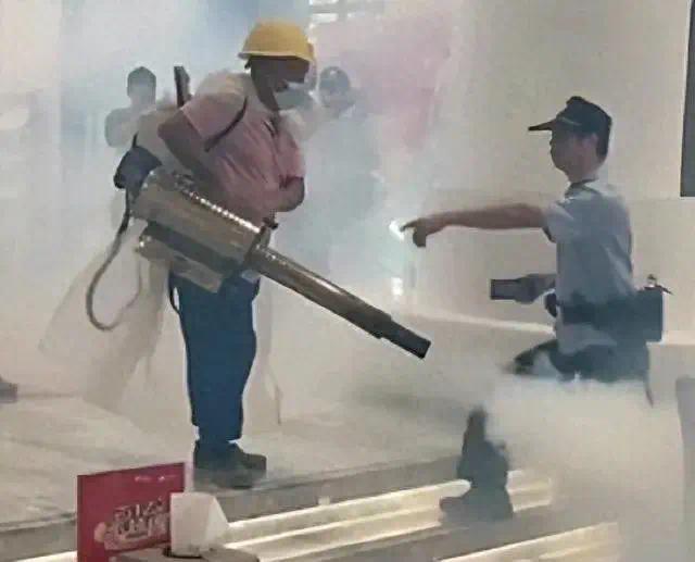 现场一片混乱！男子疑索要工资在售楼部开烟雾机 民警赶到后制止