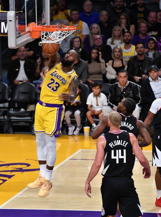 永远可以相信詹姆斯让我一起喊出那5个字湖人总冠军