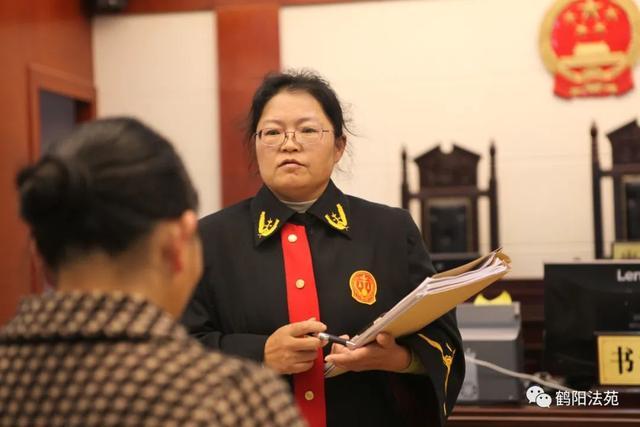 “我在摊位上捡到不算偷”女子“捡”8900元被判刑 案情回顾