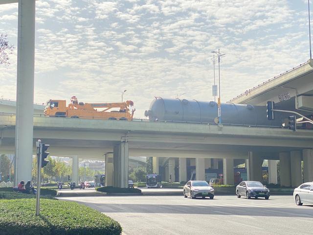 济南立交桥卡住超高罐车，记者采访遭公安人员推搡抢手机 官方：已经了解这个事情