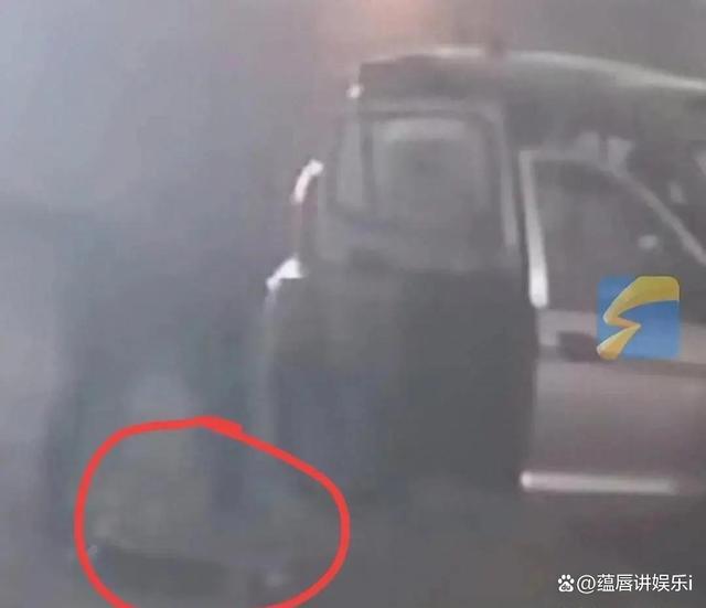 山东一男子夜晚连偷4个井盖 幼儿园门口也不放过