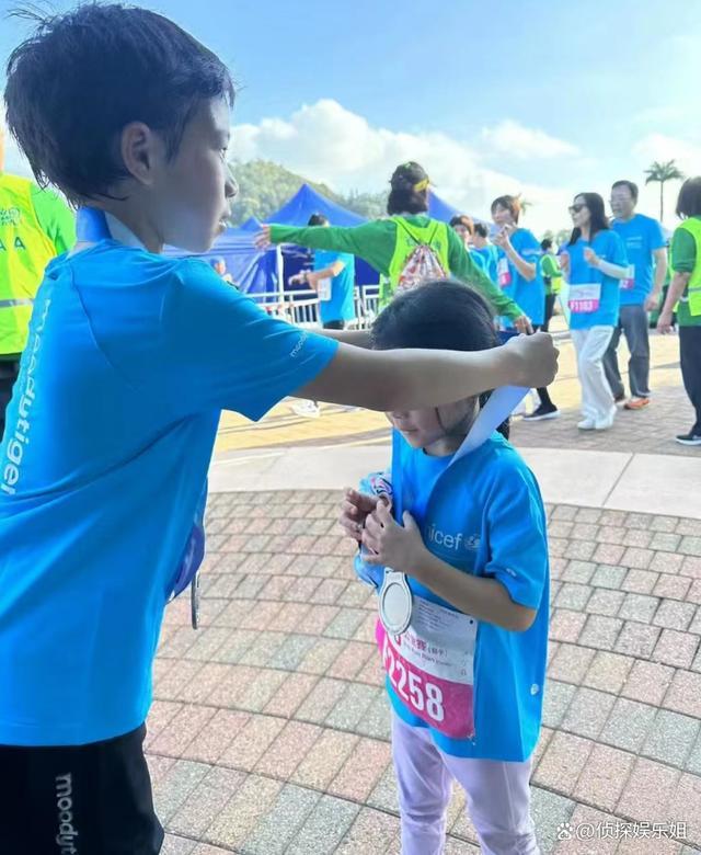 一家五口齐上阵！霍启刚带儿女参加公益跑 小女儿满头大汗格外认真
