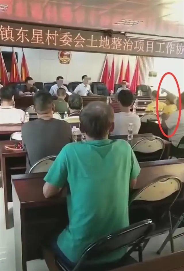 海口一镇长开会砸水瓶后村民拍桌回怼?当地回应