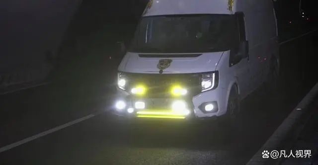 19辆货车高速飙车时速超140公里，为逃避打击不挂车牌