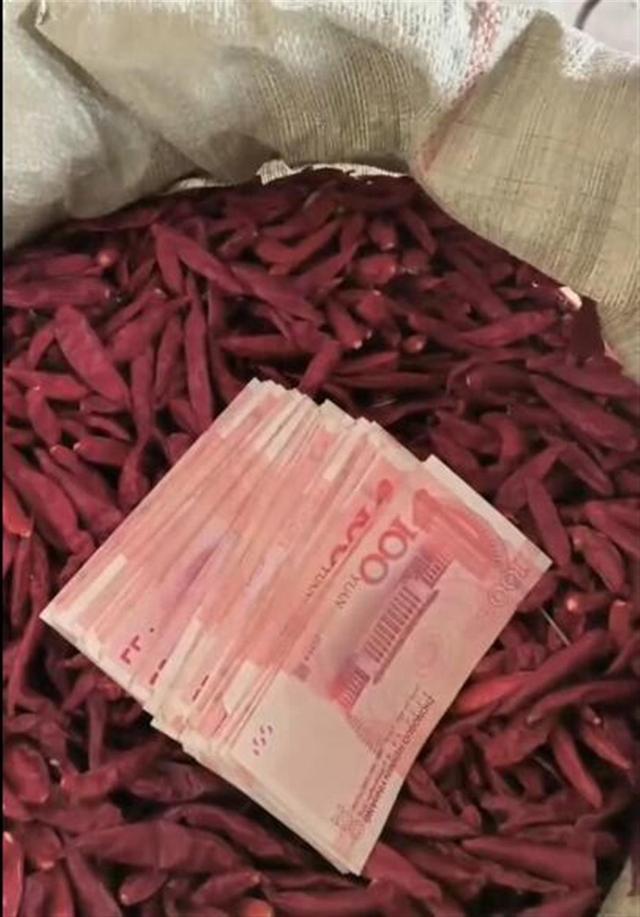 老人误将万元现金与辣椒一同售出 买家：老人家你的万元现金找到了 