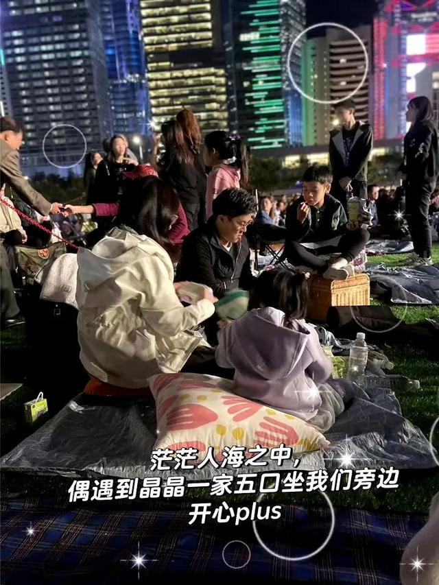网友偶遇霍启刚一家，一起看音乐会