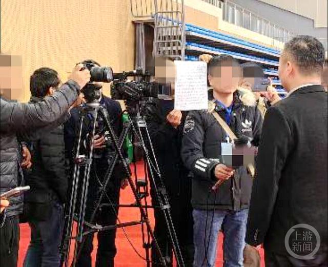 别人举着稿领导照着念？宣传部回应：怕记不住词 手稿都是他本人写的