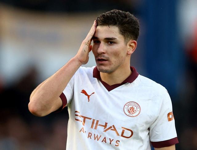 曼城落后，瓜帅怒不可遏！向第4官员激烈抗议：不满1判罚