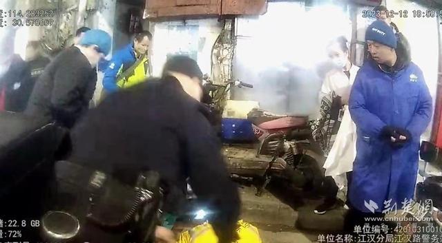 “快快快！走走走！ 外卖小哥突发脑溢血民警警车开道紧急送医
