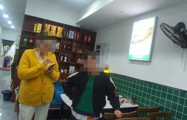 男子“吃”出钢丝敲诈饭店 涉嫌敲诈勒索罪被宝山警方依法刑事拘留