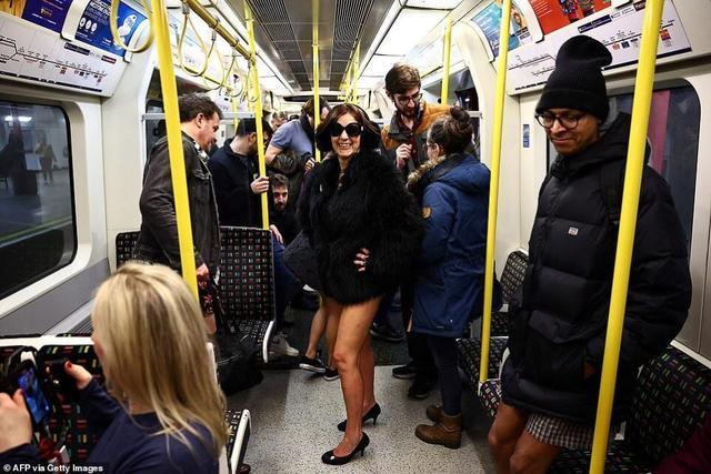 伦敦举行不穿裤子搭地铁活动 组织者声称只为好玩
