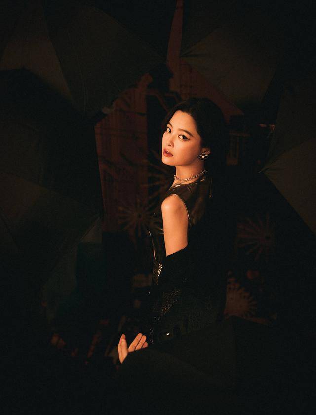 辛芷蕾红毯被夸繁花演得太好了 回眸瞬间惊艳全场肖央老婆_11度热点