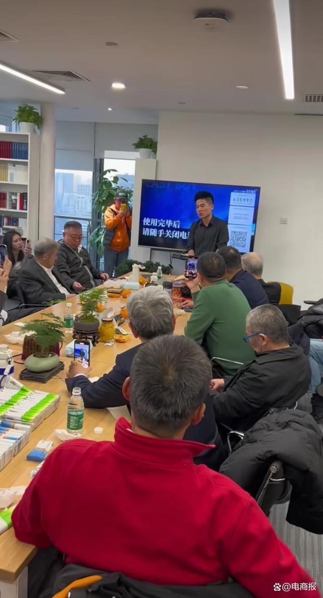 董宇辉给冯仑周鸿祎等大佬“讲课”一如既往的谦逊，把成功归因为俞敏洪的正确选择