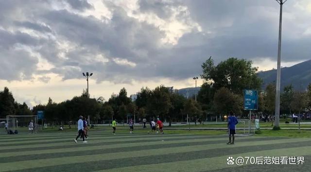 利率8%，中年人跑去厄瓜多尔存钱