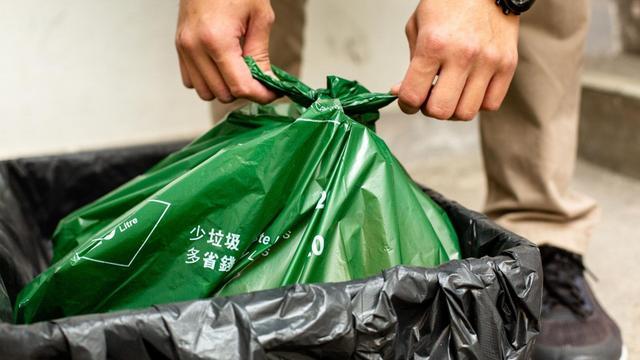 香港4月起丢垃圾将按袋收费 违例者最高罚5万港元