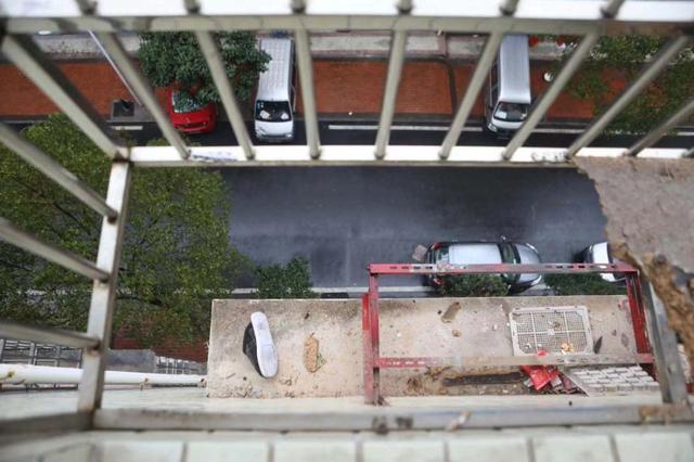 长沙37岁女子擦玻璃从5楼摔下身亡，13岁儿子跑出来妈妈不见了