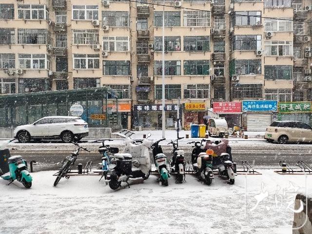 合肥雪天路滑,道路上有车辆追尾